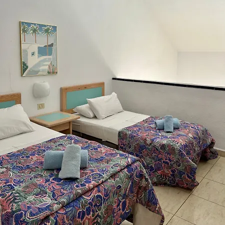 1 Bed Duplex, Pool View In Castle Harbour C113 Holiday home